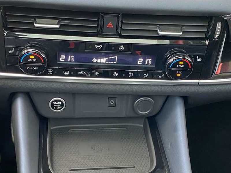 Nissan Qashqai 1.3 DIG-T 140PS N-Connecta HUD LED NAVI